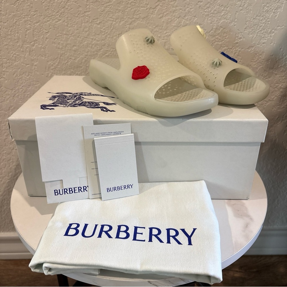 NWT BURBERRY SIZE 37 Women’s Burberry Stingray Rubber Slide Sandals